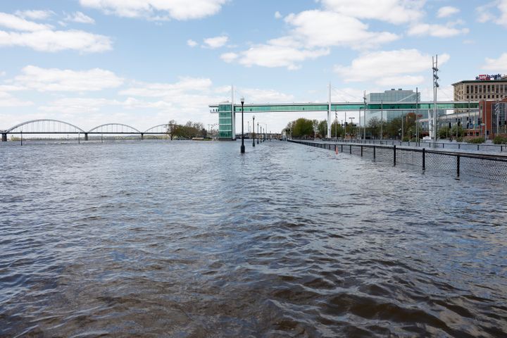 يتدفق نهر المسيسيبي فوق Riverfront Trail في LeClaire Park في Davenport ، Iowa يوم السبت.  قالت هيئة الأرصاد الجوية الوطنية إن نهر المسيسيبي المتصاعد بلغ ذروته في ولاية أيوا يوم السبت مع استمرار ذوبان الثلوج من مينيسوتا وويسكونسن في رفع مستويات النهر.