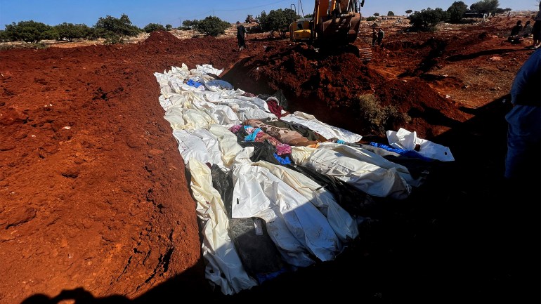 Bodies of victims are placed at a mass grave after a powerful storm and heavy rainfall hit Libya, in Derna, Libya September 12, 2023. REUTERS/Ayman Al-Sahili TPX IMAGES OF THE DAY