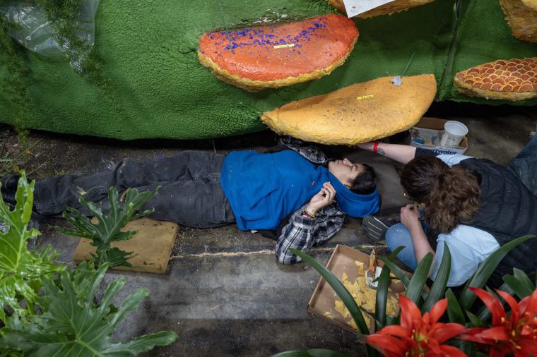 تم وضع اللمسات الأخيرة على عوامات Rose Parade في Rosemont Pavilion في باسادينا