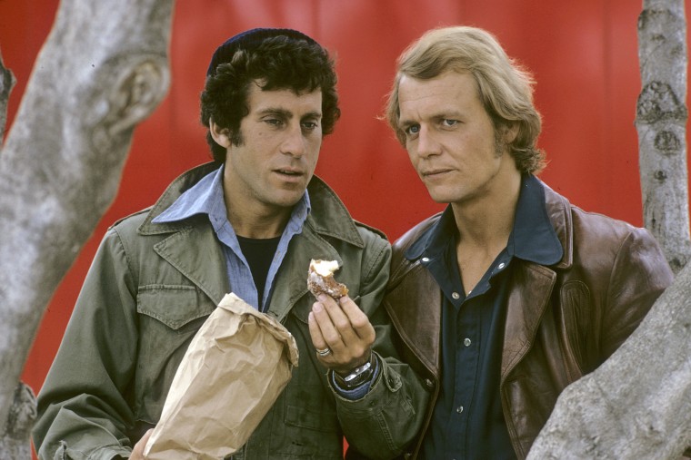 بول مايكل جلاسر وديفيد سول أثناء تصوير فيلم "Starsky and Hutch" عام 1975.