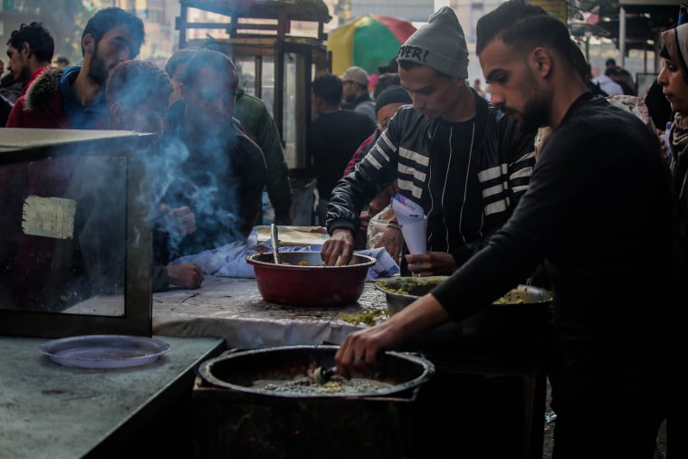 صورة: الحرب بين إسرائيل وحماس مستمرة بلا هوادة، وسكان غزة يتضورون جوعا ويشعرون بالبرد