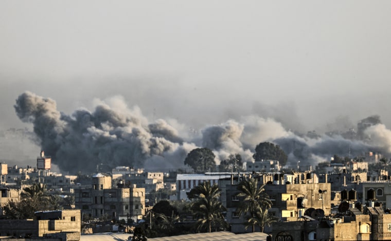 سحب من الدخان خلال القصف الإسرائيلي على مدينة خانيونس جنوب قطاع غزة يوم 22 يناير 2024.