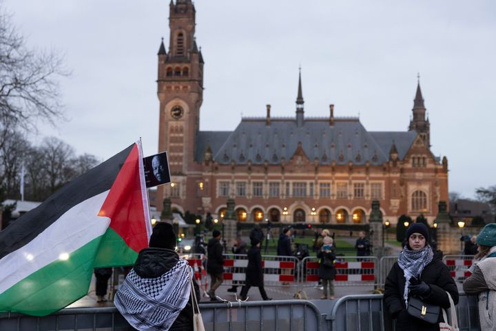 لاهاي، هولندا – 11 يناير/كانون الثاني: متظاهرون مؤيدون للفلسطينيين يقفون أمام محكمة العدل الدولية حيث تعقد جلسات الاستماع لليوم الثاني بعد أن طلبت جنوب أفريقيا من المحكمة الجنائية الدولية الإشارة إلى التدابير المتعلقة بالانتهاكات المزعومة لحقوق الإنسان من قبل إسرائيل في الأراضي المحتلة. قطاع غزة في 12 يناير 2024 في لاهاي، هولندا.  في 11 و12 يناير/كانون الثاني، في محكمة العدل الدولية، قامت الهيئة القضائية التابعة للأمم المتحدة، في لاهاي، بجنوب أفريقيا، بالاحتجاج على محكمة العدل الدولية، لتطلب منها إصدار حكم بشأن أعمال "إبادة جماعية" محتملة في قطاع غزة. من قبل إسرائيل.  (تصوير ميشيل بورو / غيتي إيماجز)