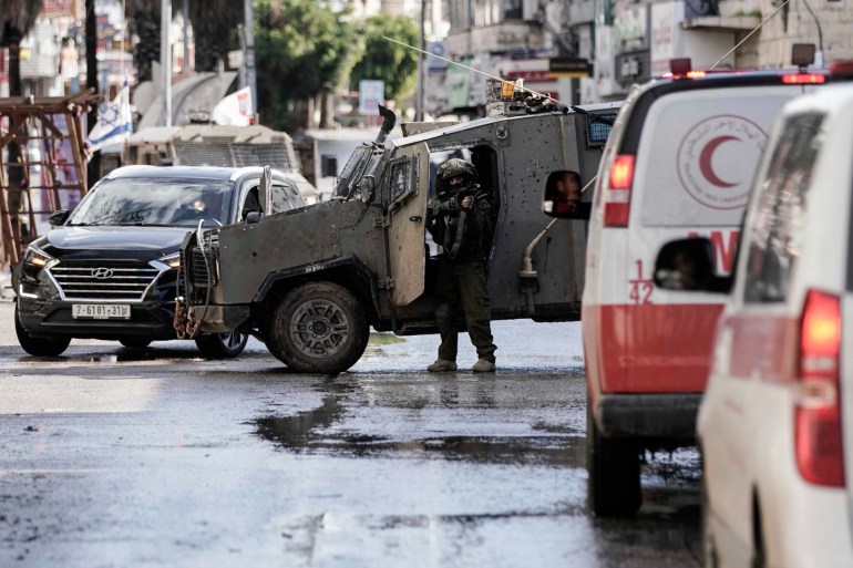 صورة 1 _ فاطمة محمود - جنين - فلسطين - الجزيرة نت _ قوات الإحتلال تقوم باعتراض مركبة اسعاف خلال اقتحامها لمدينة جنين_