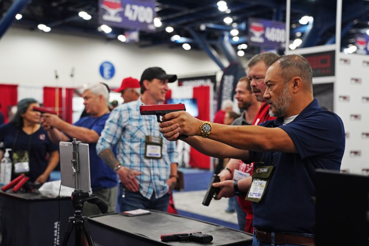 زوار في مؤتمر NRA 2022 في هيوستن.