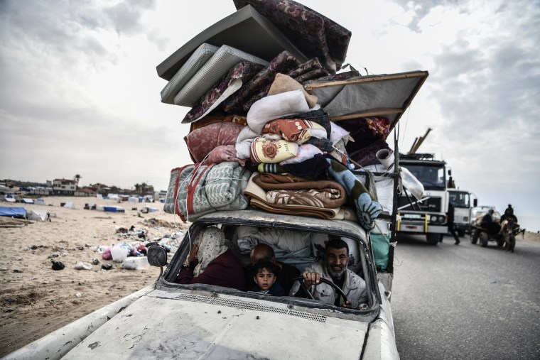 يهاجر الفلسطينيون في رفح إلى مناطق أكثر أمانًا