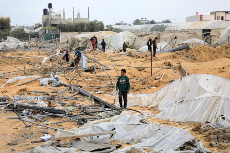 فلسطينيون يتفقدون الأضرار بعد الغارات الجوية الإسرائيلية