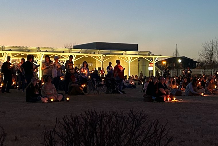 يجتمع الأصدقاء وأفراد المجتمع في وقفة احتجاجية في Redbud Festival Park في أواسو، أوكلاهوما، لتكريم مراهق توفي في اليوم التالي لشجار في مدرسته الثانوية.