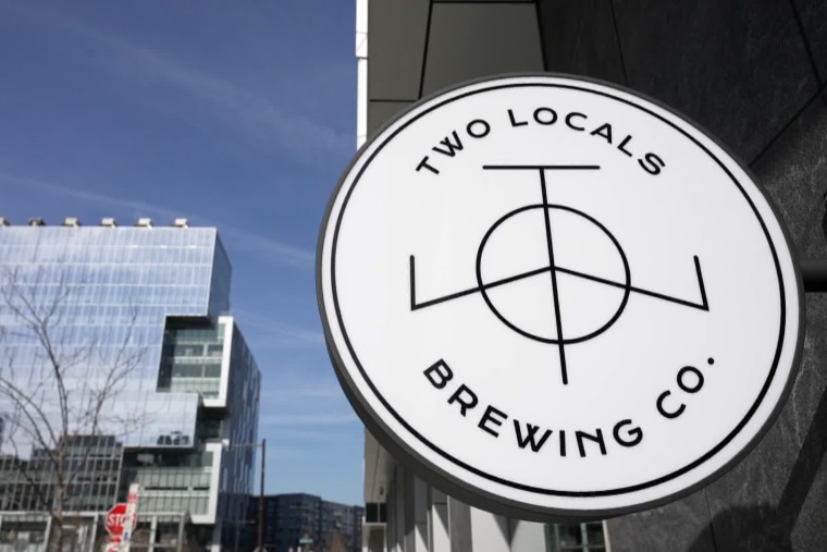 لقطة شاشة من مقطع فيديو يظهر الجزء الخارجي من شركة Two Locals Brewing Co.