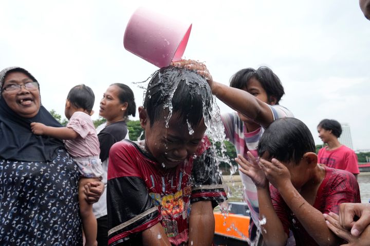 الناس يستحمون في نهر سيسادان قبل شهر رمضان المبارك في تانجيرانج، إندونيسيا، الأحد 10 مارس 2024. اتبع المسلمون التقاليد المحلية للاغتسال في النهر لتطهير روحهم رمزيًا قبل دخول أقدس شهر في التقويم الإسلامي.