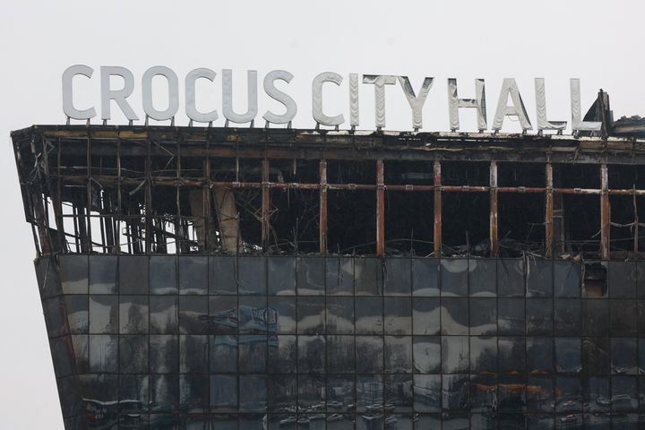 منظر يظهر قاعة الحفلات الموسيقية المحترقة في Crocus City Hall، مسرح الهجوم المسلح، في كراسنوجورسك، خارج موسكو، في 23 مارس 2024. (تصوير STRINGER/AFP عبر Getty Images)