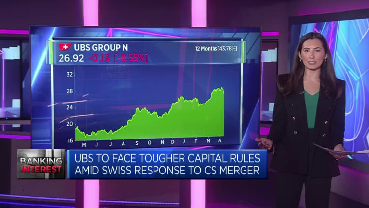 انخفضت أسهم UBS بعد أن طلب السياسيون متطلبات رأسمالية قوية