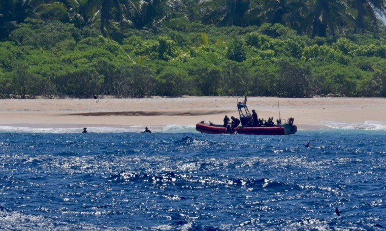 طاقم USCGC أوليفر هنري ينقذ ثلاثة بحارة تقطعت بهم السبل في بيكيلوت أتول، ولاية ياب، ولايات ميكرونيزيا الموحدة