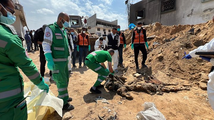 تجري سلطات غزة تحقيقًا بعد الحصار الإسرائيلي الذي دام أسبوعين والذي دمر مستشفى الشفاء بالكامل، مما أسفر عن مقتل المئات بما في ذلك العائلات النازحة والمرضى والأطباء في مدينة غزة، غزة، في 8 أبريل.