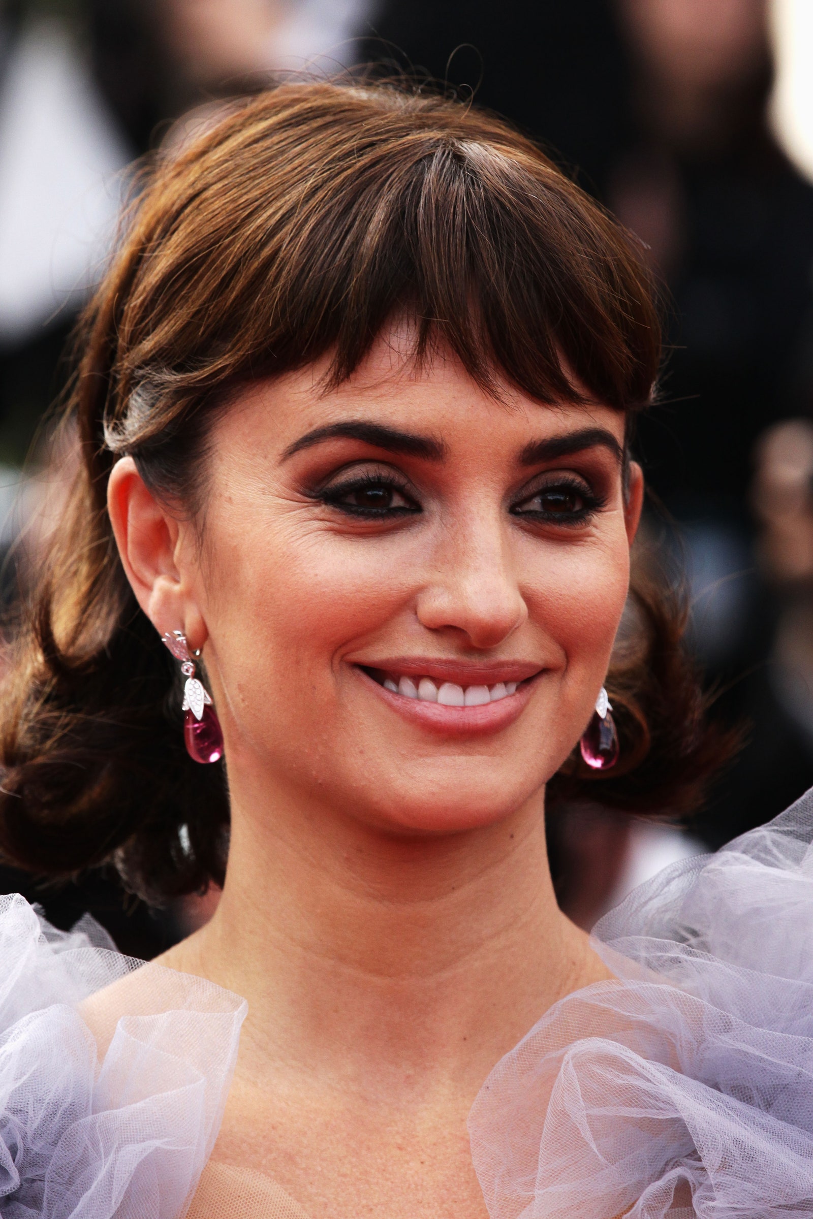 ربما تحتوي الصورة على Penlope Cruz، الوجه، الرأس، الشخص، التصوير الفوتوغرافي، الصورة، الملحقات، القرط، المجوهرات، السعادة والابتسامة