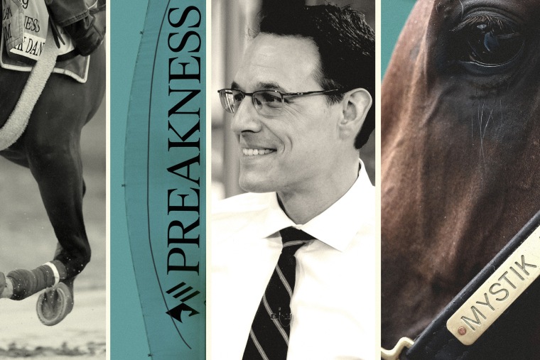 صورة توضيحية للحصان المسمى "Mystik Dan" و Steve Kornacki وعلامة Preakness 