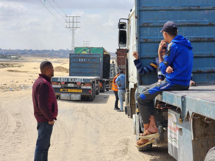 ينتظر سائقو الشاحنات الفلسطينية ومركبات الأمم المتحدة اليوم الثلاثاء بالقرب من معبر رفح على جانب غزة للعبور إلى مصر بعد أن سيطر الجيش الإسرائيلي على المعبر وأعلن أنه سيغلق الطريق قبل الهجوم على رفح بغزة.