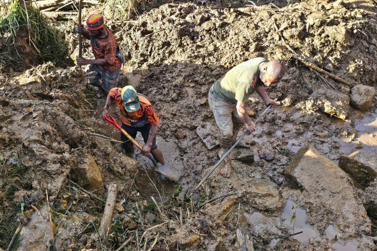 People dig through debris at the site of a landslide in Yambali village in the region of Maip Mulitaka, in Enga Province, Papua New Guinea on May 27, 2024. - More than 2,000 people are feared buried in a Papua New Guinea landslide that destroyed a remote highland village, the government said on May 27, as it pleaded for international help in the rescue effort. (Photo by Emmanuel ERALIA / AFP)