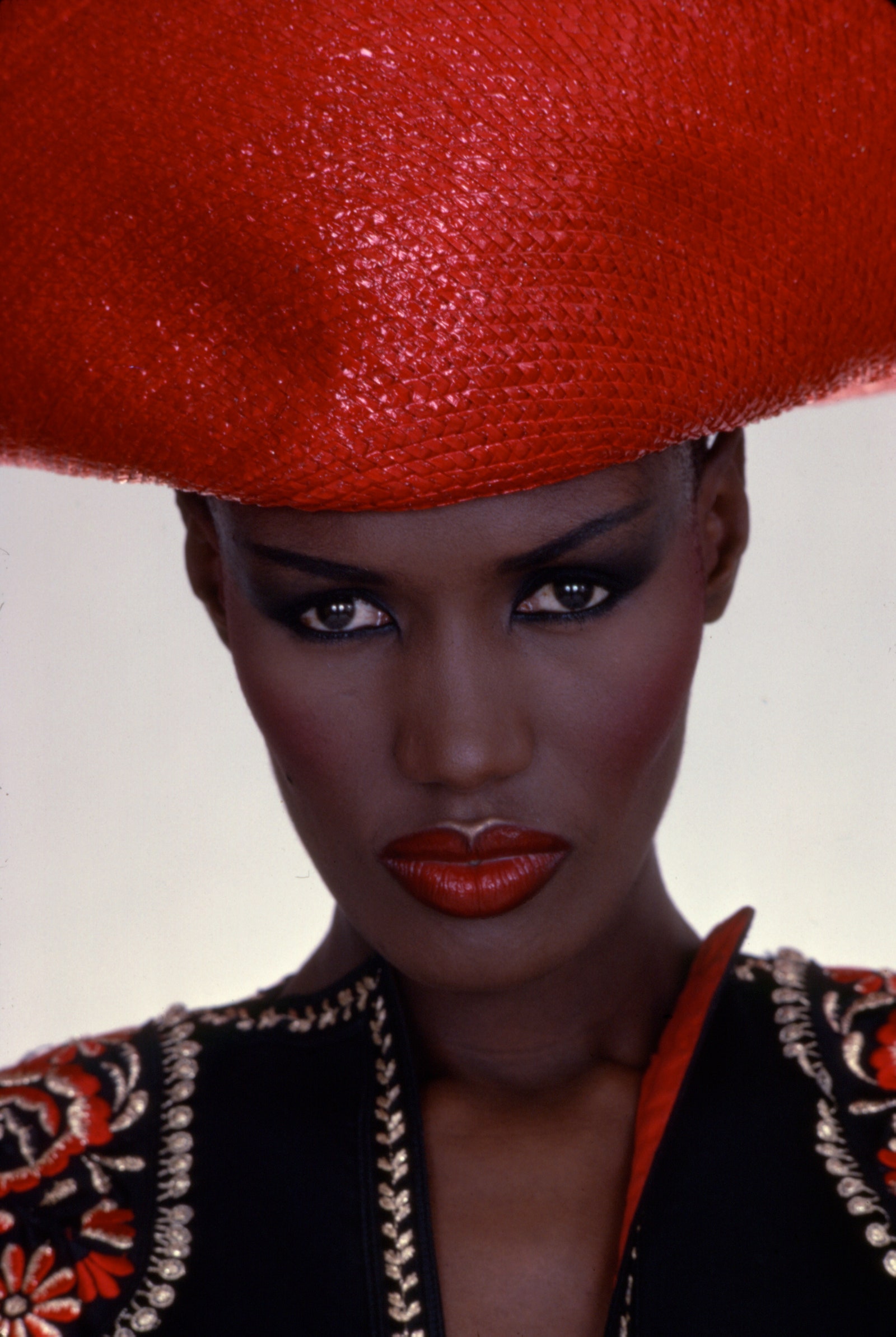 ربما تحتوي الصورة على صورة شخصية للوجه والوجه من Grace Jones، وملابس وقبعة لأجزاء الجسم للبالغين