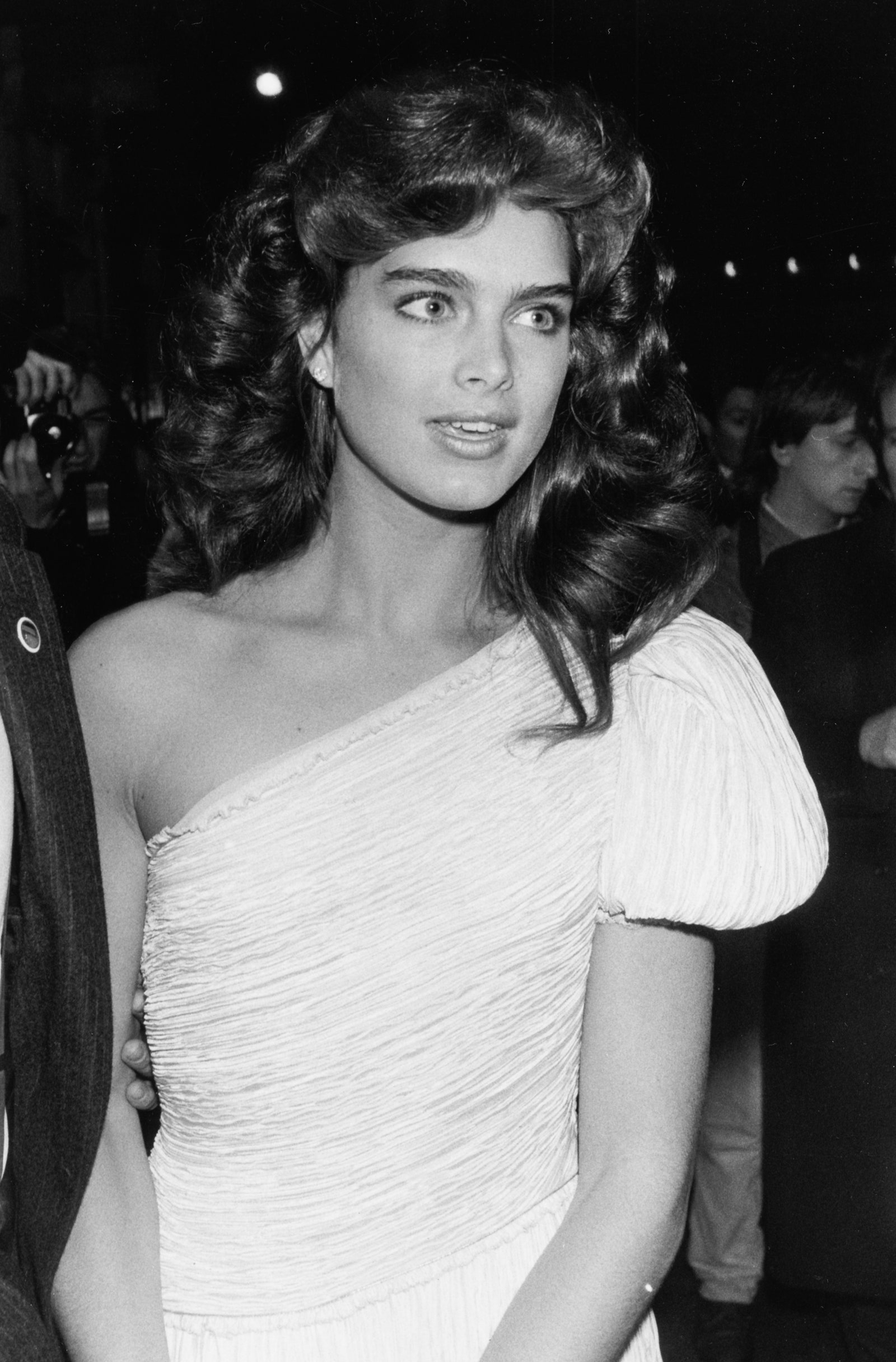 ربما تحتوي الصورة على Brooke Shields ملابس بشرية وملابس سهرة وفساتين عصرية وروب وجه وشعر