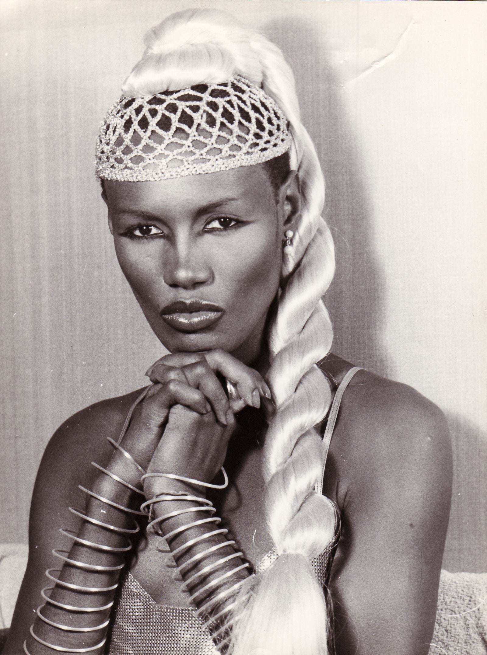 ربما تحتوي الصورة على شعر مجدول للوجه والرأس من Grace Jones للبالغين