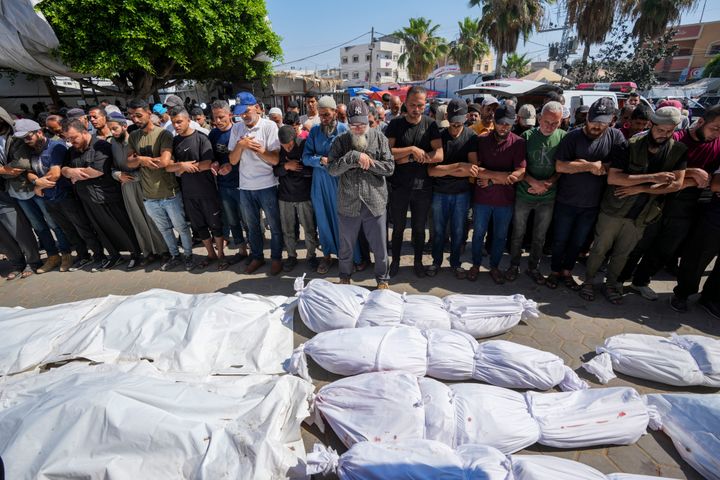 فلسطينيون ينعون أقاربهم الذين قتلوا في غارة إسرائيلية على مدرسة تديرها الأمم المتحدة في مخيم النصيرات للاجئين بغزة، خارج مستشفى في دير البلح، يوم الخميس، 6 يونيو، 2024.