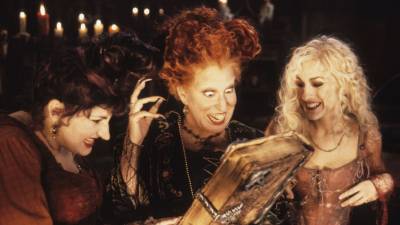 طاقم عمل مسلسل Hocus Pocus أين هم الآن كاثي نجيمي بيت ميدلر سارة جيسيكا باركر