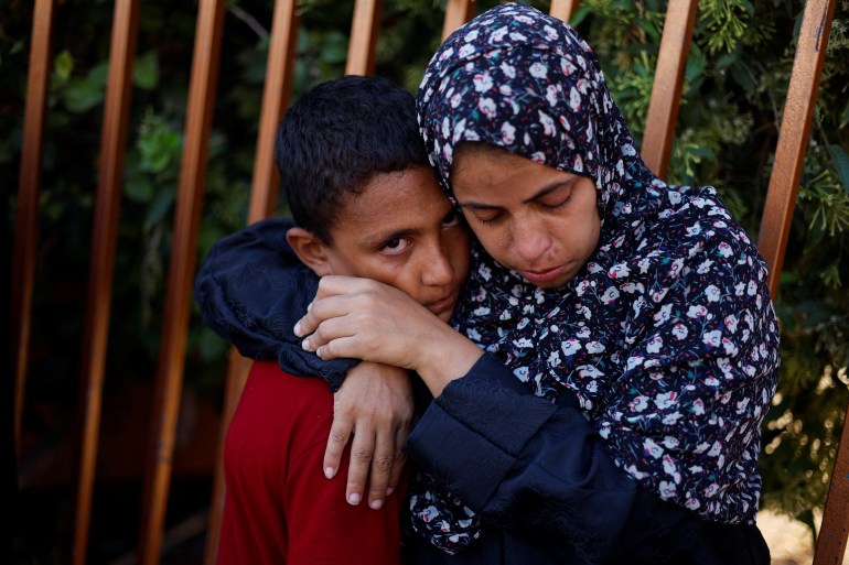 Mourners react during the funeral of Palestinians killed in Israeli strikes, amid the Israel-Hamas conflict, at Nasser hospital, in Khan Younis, southern Gaza Strip August 26, 2024. REUTERS/Mohammed Salem