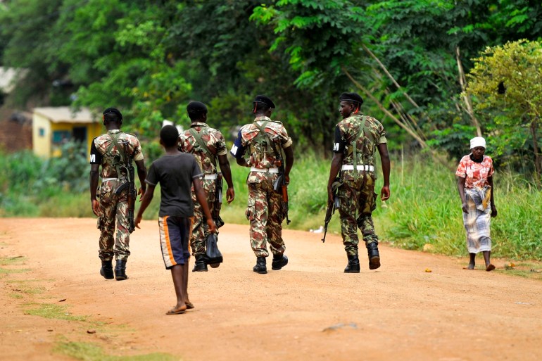 Government military police patrol the streets of Gorongosa in central Mozambique, ahead of local government elections November 19, 2013. The Frelimo party which has ruled the southern African state since independence in 1975, faces an emerging challenge from the smaller Mozambique Democratic Movement (MDM) in the municipal elections on Wednesday, after the main opposition party and former rebel group Renamo decided to boycott the vote. REUTERS/Grant Lee Neuenburg (MOZAMBIQUE - Tags: POLITICS ELECTIONS)