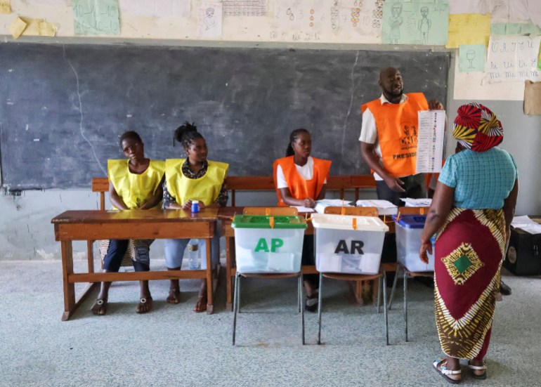 An election official explains the voting process to a local during the general elections at Inhambane, in southern Mozambique, October 9, 2024. REUTERS/Siphiwe Sibeko