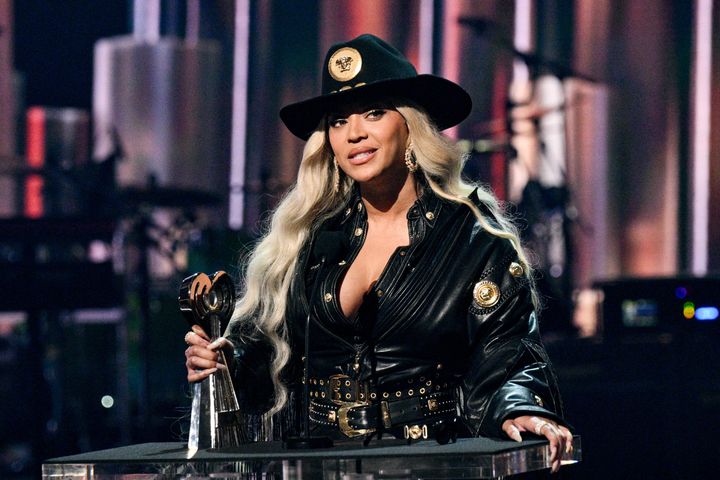 تتسلم بيونسيه جائزة Innovator Award في حفل توزيع جوائز iHeartRadio Music Awards لعام 2024 في أبريل. لقد كانت النجمة منفتحة حول كيفية استلهام ألبوم بلدها من الشعور بأنها غير مرحب بها في مشهد ناشفيل.