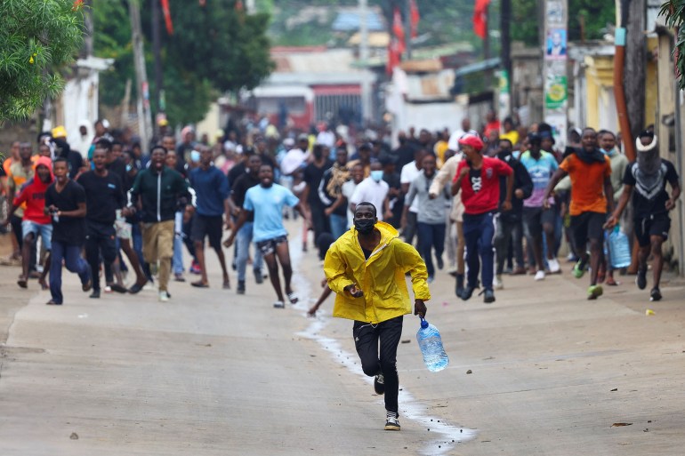 People charge towards the police, during a nationwide strike called by Mozambique presidential candidate Venancio Mondlane to protest the provisional results of an October 9 election, in Maputo, Mozambique, October 21, 2024. REUTERS/Siphiwe Sibeko