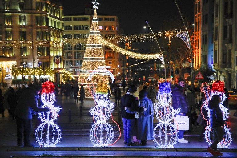 صور تذكارية من إحدى ساحات إسطنبول بمناسبة العام الجديد 2025 (رويترز)