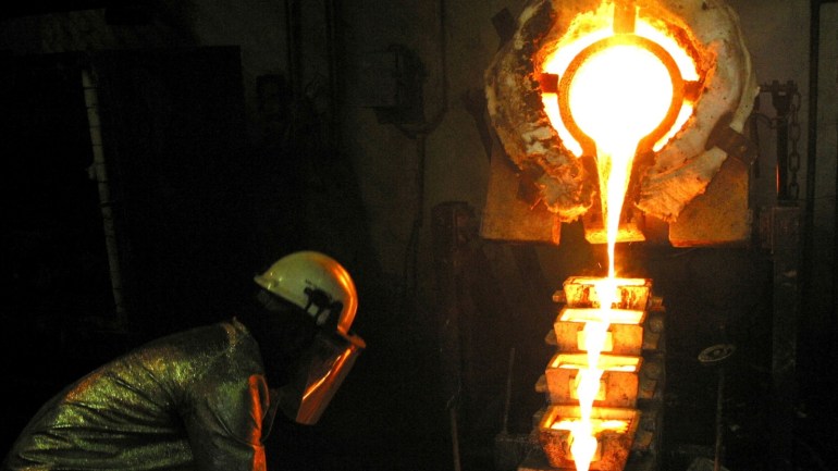 FILE PHOTO: A worker pours gold at the AngloGold Ashanti mine at Obuasi, Ghana, October 23, 2003 . REUTERS/Luc Gnago/File Photo