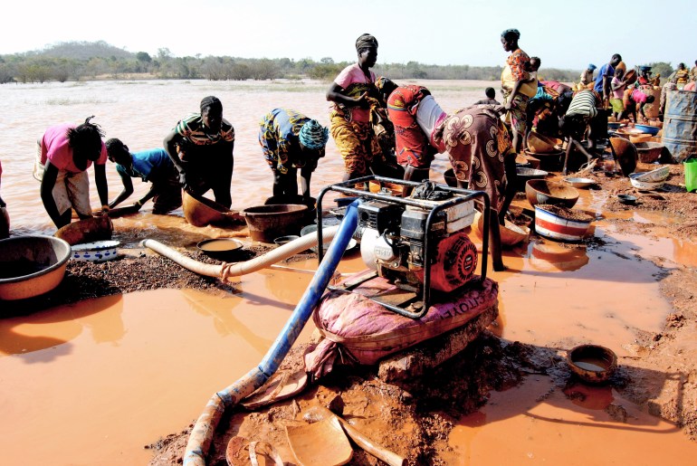 Malian women working at an artisanal gold mining site in Sadiola (northwestern Mali). Gold attracts many young people from the region (Ghana, Guinea, Burkina-Faso, Senegal..) to its mining sites where gold panners use rudimentary means for its exploitation. (Photo by: Amadou Keita/Afrikimages Agency/Universal Images Group via Getty Images)