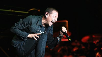 يشارك في Linkin Park لم يسبق له مثيل أغنية نار ودية يضم الراحل تشيستر بينينجتون