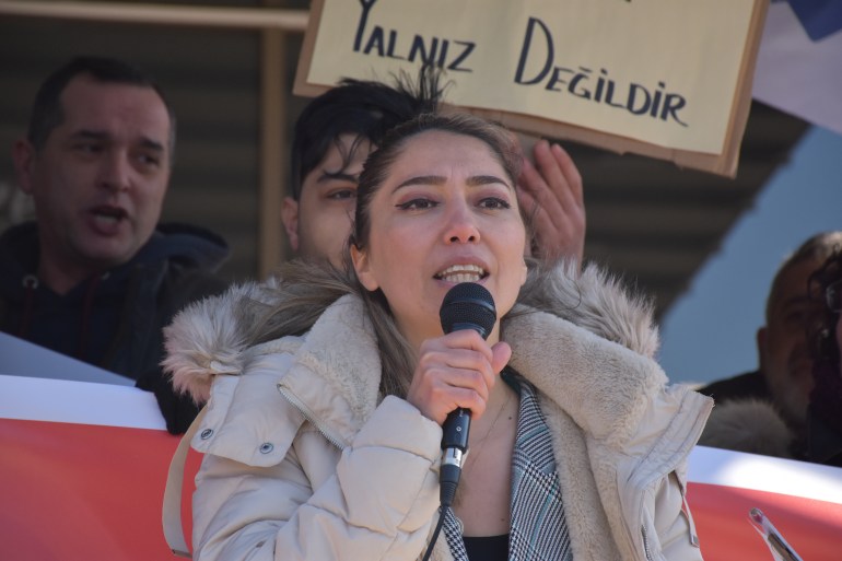 Antalya'da KFC ve Pizza Hut restoranlarında çalışan işçiler, haklarını alamadıkları için işletmeci şirketi protesto etti. Grup adına Melek Zorlu, gazetecilere açıklamada bulundu. ( Yiğithan Yıldız - Anadolu Ajansı )