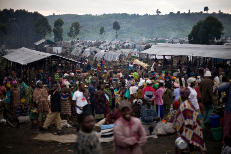 People displaced by war gather at a market in the middle of a makeshift camp near Goma in eastern Congo February 11, 2009. Rwandan Hutu rebels are melting into eastern Congo's bush before advancing Rwandan and Congolese forces, in a sign the surprise joint offensive will not quash militia groups at the heart of 15 years of conflict. REUTERS/Finbarr O'Reilly (DEMOCRATIC REPUBLIC OF CONGO)