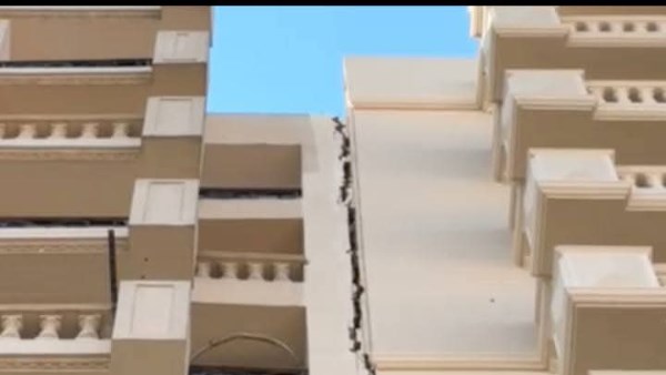 مكون من 12 طابقا .. تشكيل لجنة لفحص عقار مائل بمدينة أسيوط