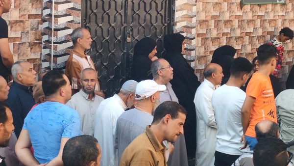 المئات يشيعون جثمان شاب ضحية الإهمال الطبي بالمحلة.. صور وفيديو
