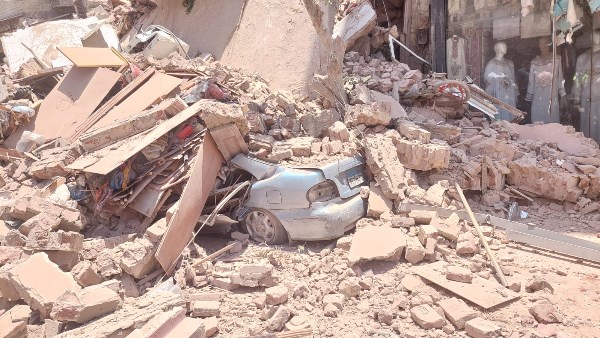 إنقاذ سيدة وصغير من عقار شبرا بالقاهرة.. صور